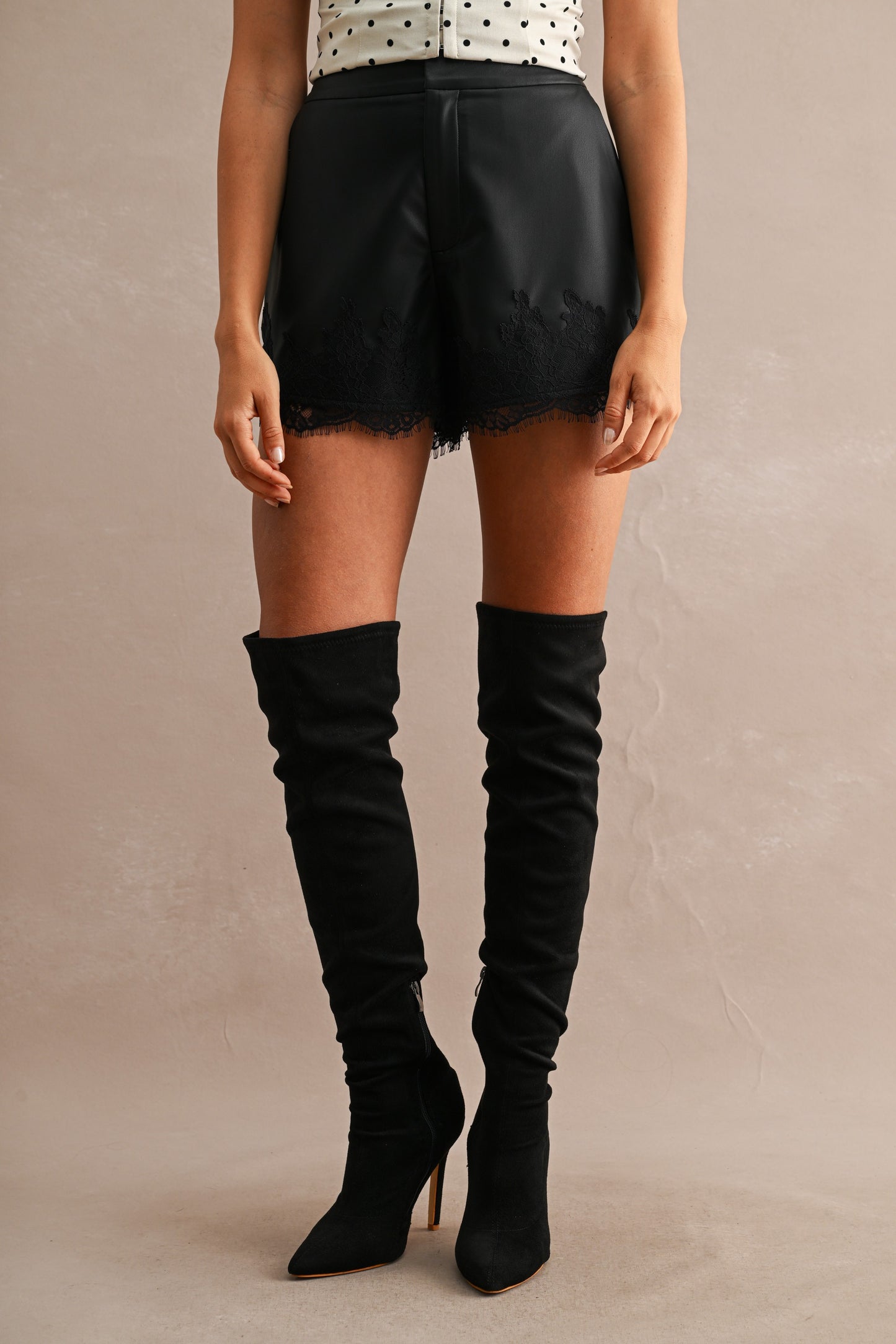 LACE LEATHER TRIM HEM SHORT