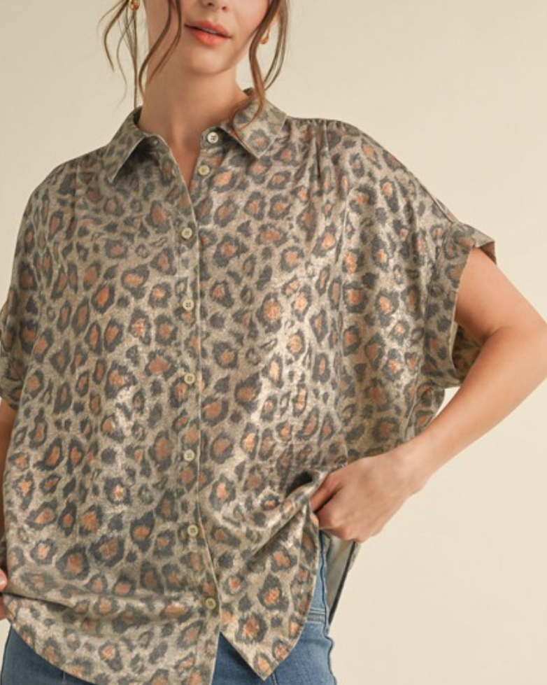 LEOPARD PRINT COLLARED BUTTON UP